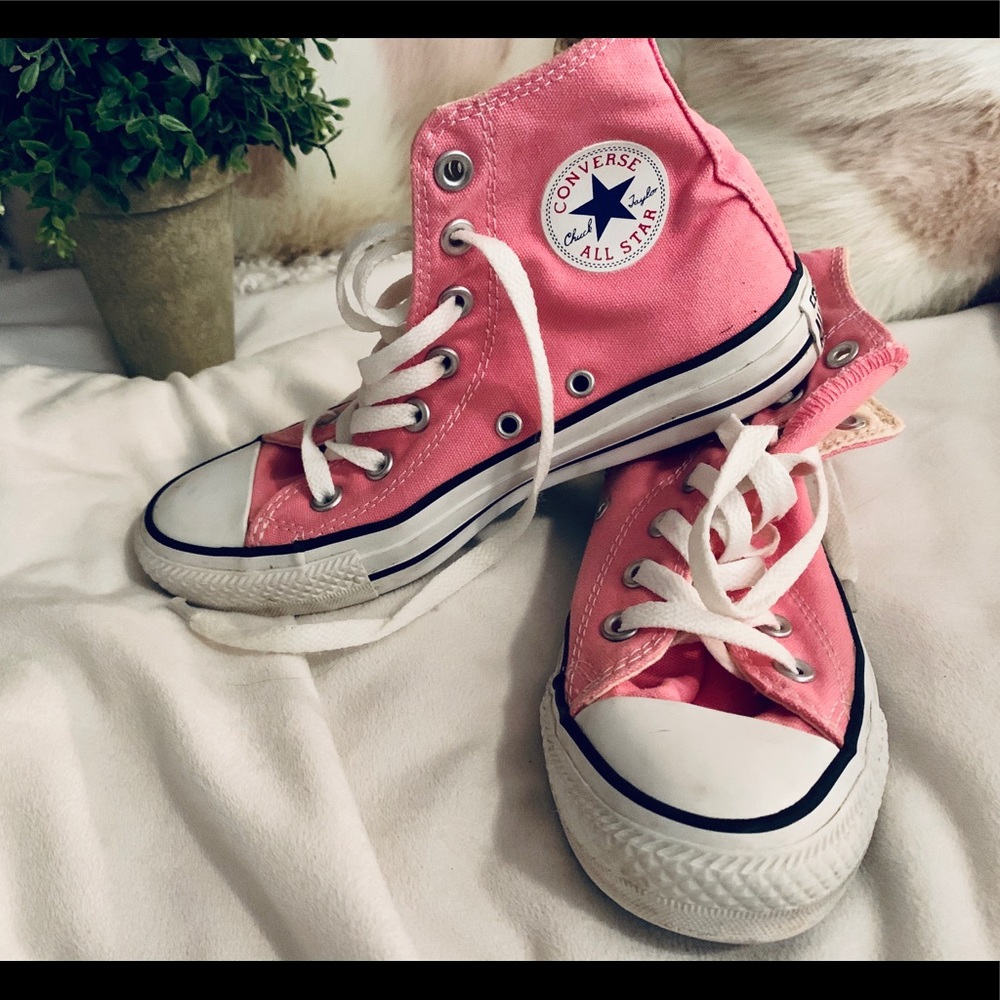High top Converse in bubble gum pink💕